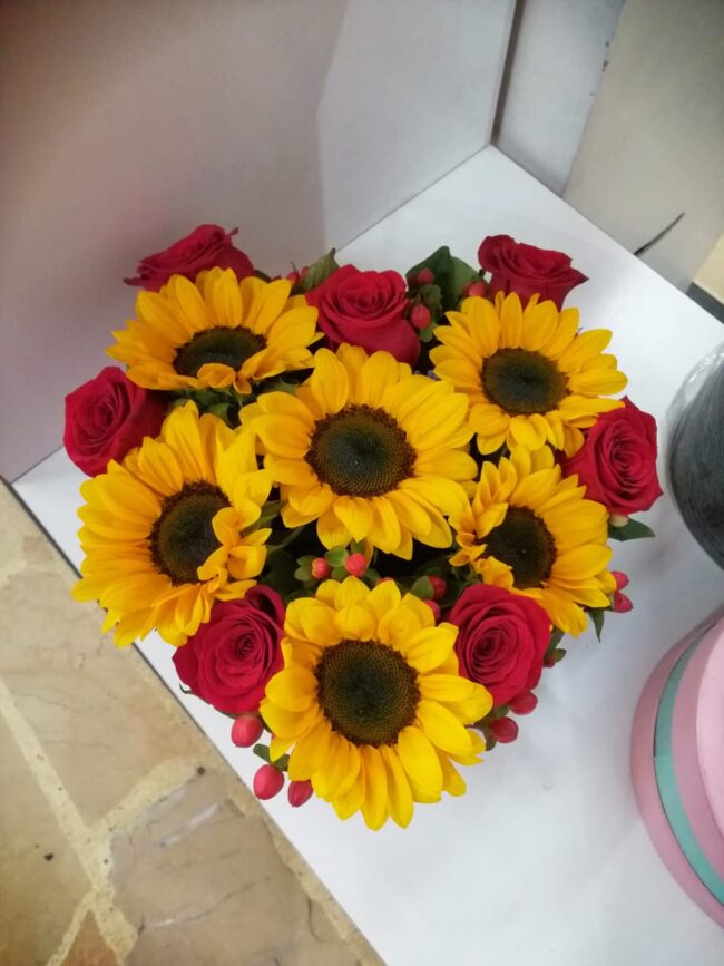 Corazón enamorado con rosas y girasoles