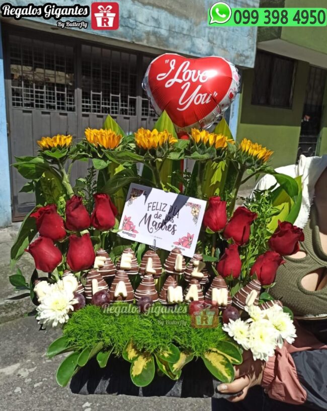 Arreglo floral con frutillas chocolatadas (madre mia)