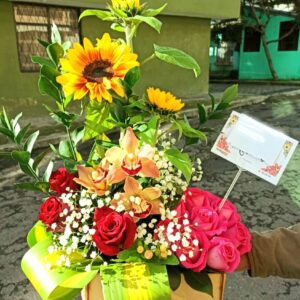 Arreglo floral (Amor toxico), entregas a domicilio, orquideas, rosas, girasol