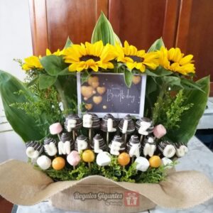 Arreglo floral (Anastasia), entregas a domicilio, frutillas, girasoles, regalos