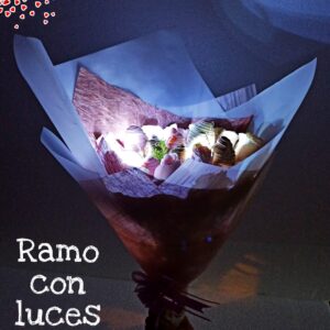 Ramo de rosas y frutillas (lucy)