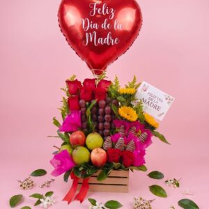 Arreglo de regalo para el Día de la Madre con frutas, rosas rojas, girasoles y fresas con chocolate en caja de madera, con globo de corazón que dice "Feliz Día de la Madre".