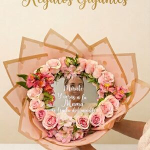 "Arreglo 'Reflejo de Amor' con rosas rosadas sobre fondo claro".