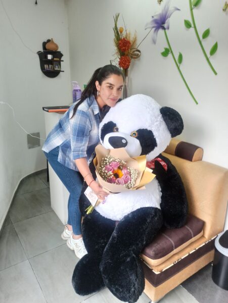 Detalle de cerca de la textura y acabado premium de un peluche gigante de Regalos Gigantes.